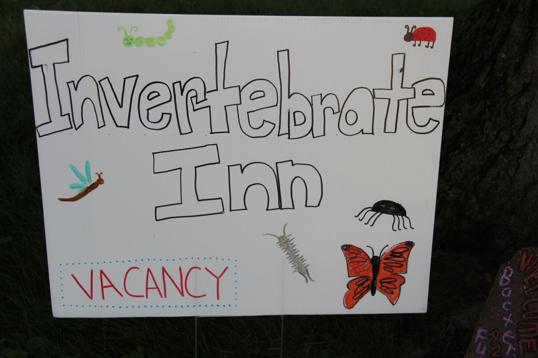 bee-lawn-3954-inverterbrate-inn-sign.jpg